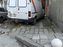 Нагледен пример как се паркира върху тротоар