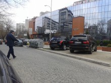 Джипове се подредиха на тротоара пред "Гранд"