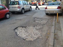Безобразна асфалтова настилка по улица в Центъра