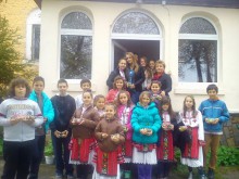 Деца от Белащица боядисват 500 яйца