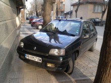 Дама запуши цял тротоар с колата си, за да иде в близкия ресторант