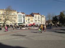 Чудното време напълни Главната днес, утре - до 20 градуса