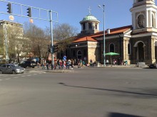 Опашки от миряни се извиха пред църквите в Пловдив