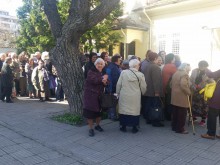 500 козунака бяха раздадени днес пред църквата "Свети Иван Рилски" в "Северен"