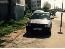 Множество коли по тротоарите в "Южен"