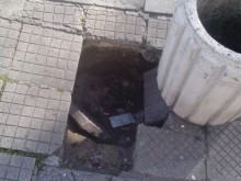 Еднометрова дупка зейна на тротоар край Панаира
