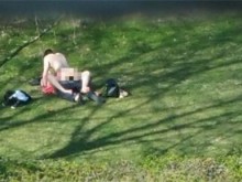 Палава двойка се отдаде на бурен секс в парка пред стотици