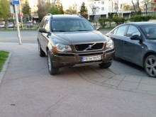 Наглец с джип върху тротоар на бул. "България"
