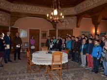 Хорът на момчетата от Колмар поздравиха кмета на "Централен" с българска народна песен