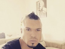 Отново развесели Фейсбук! Валери Божинов се намаца с фон-дьо-тен, прибави и фото ефекти
