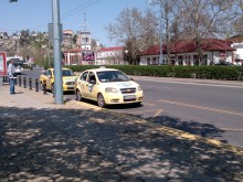 Читател: Защо такситата спират преди спирки?