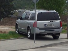 Няма граници за наглостта край мола до Братска могила