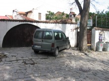 Шофьор паркира години наред по тротоара на ул. "Съборна"