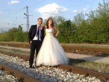 Пловдивски младоженци с екстравагантна фотосесия върху жп релси