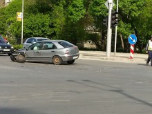 Млада дама с болки в гърдите след катастрофа в Пловдив