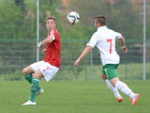 Две "канарчета" играха при загуба на България от Унгария при U18