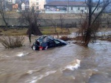 Изплува единият труп на удавеното семейство в яз. "Цанков камък"