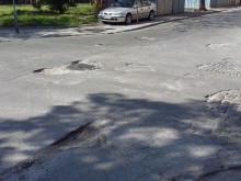 Читател: Кратери и ями на възлово кръстовище в "Южен"