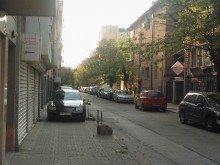 Автомобили, паркирани по тротоарите