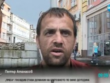 Самоук музикант от Пловдив свири, за да си плати осигуровките