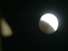 Частично лунно затъмнение бе наблюдавано снощи