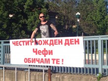 Пловдивчанин се обясни в любов с огромен транспарант, разчувства я