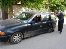 Автомобил пропадна в огромна дупка
