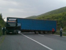 ТИР застана перпендикулярно на АМ "Тракия", запуши я тотално