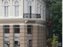 Фасадата на книжарницата срещу Римския стадион готова