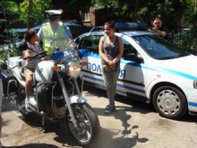 Раздават светлоотразителни жилетки на пловдивски малчугани