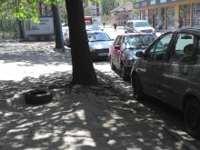 Сладури паркират нагло около стадион "Спартак"
