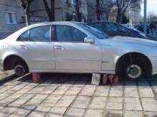 Две коли останаха без гуми