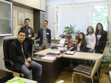 Ученици от ЕГ "Иван Вазов" взеха властта в школото