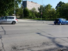 Две дами потрошиха колите си на бул. "България", полицията изяснява причините!