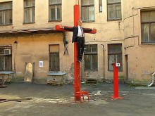 "Разпнаха" Путин на кръст в двора на КГБ в Рига