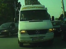 Вижте как шофьори от градския транспорт нагло нарушават правилата и принуждават и другите шофьори да го правят
