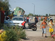 Ромите съдействат при премахване на незаконните им постройки