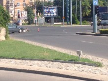 30-годишна с джип отне предимство и блъсна моторист днес следобед