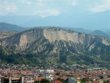 Маскирани нахлуха в спалнята на семейство, пребиха ги, ограбиха ги и ги оставиха вързани