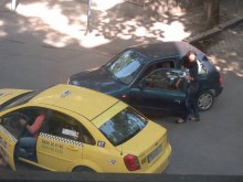 Млада дама се натресе в такси! Очевидци: Кръстовището е зле регулирано!