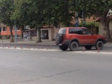 Наглец със старичък джип с брутална маневра, за да се изфука пред дама