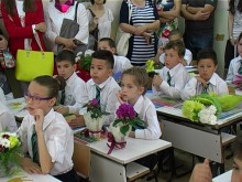 Ученици от СОУ "Св. Патриарх Евтимий" получиха първите си свидетелства