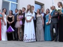 Абитуриентка събра погледите с етно рокля