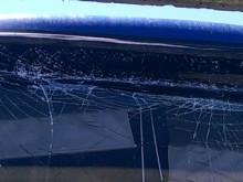 Автобус вози пътници със счупено предно стъкло