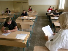 Инспекторки от МОН събличали зрелостници по бельо