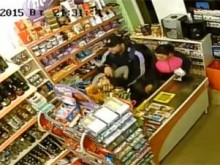 Видео: Мъж обра магазин, опря пистолет в главата на продавачката!