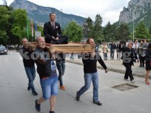 Абитуриент кацна с летящо килимче на бала си