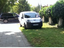 Нагло паркиране на тротоар и в зелена площ зад "Новотел"-а