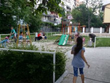 След сигнал на Plovdiv24.bg: Разчистват детска площадка в "Южен"