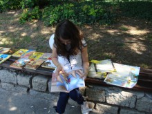 Раздават детски книжки за четене и оцветяване по случай 1 юни